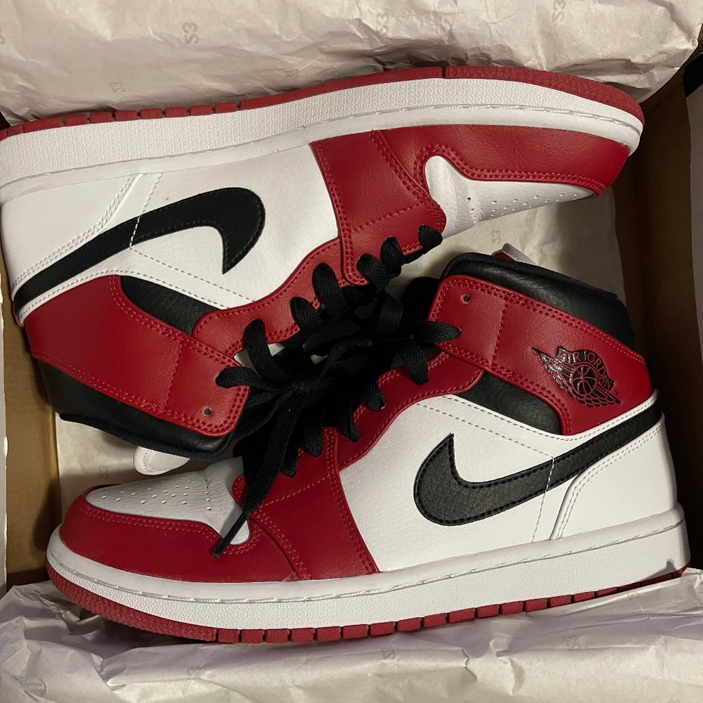 AIR JORDAN 1 MID's ( chicago toe )